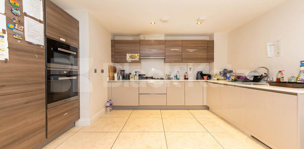 			3 Bedroom, 2 bath, 1 reception Apartment			 Huguenot Drive, Palmers Green
